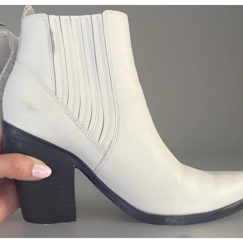 Marc Fisher Carves Ivory Leather Ankle Bootie Western Women's 8 cowgirl vintage